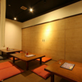 座敷席は3人掛けが全4席ございます。柔らかい座布団の上で、リラックスしながら食事を楽しむことができます。テーブルは低めに設置され、柔らかい照明が差し込み、まるで自宅にいるかのような心地よさ。友人や家族との会話を楽しむのにぴったりのお席となっております♪ぜひ思い出に残る楽しいひとときをお過ごしください！