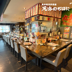 活気あふれる炉端の臨場感を肌で感じられる、特等席。天海のろばたのカウンター席では、職人が目の前で食材を豪快に焼き上げる様子を眺めながら、出来立て熱々の炉端焼きをお楽しみいただけます。