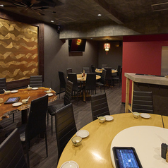 【1階テーブル】当店1階にテーブル席をご用意。活気あふれるフロアで、お料理を気軽に楽しみたい方におすすめです。お仕事帰りのサク飲みや、少人数での食事など様々なシーンでご利用いただけます◎