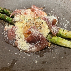 アスパラガスのソテー　卵、生ハムのビスマルク風