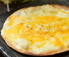 4種のチーズトルティーヤピザ