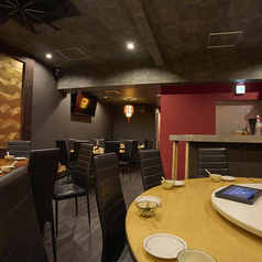 【1階テーブル】当店1階にテーブル席をご用意。活気あふれるフロアで、お料理を気軽に楽しみたい方におすすめです。お仕事帰りのサク飲みや、少人数での食事など様々なシーンでご利用いただけます◎