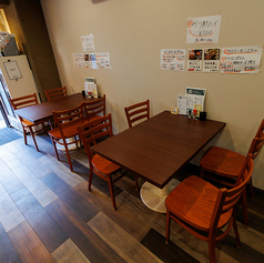 4名掛けの席が全2席ございます。友人などと過ごすのにぴったりなお席となっております！ぜひ、最高のひとときを♪