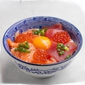 料理メニュー写真&nbsp;【人気商品】マグロとサーモンのハーフ＆ハーフ丼