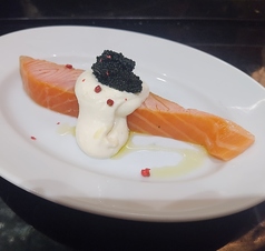 自家製厚切りサーモンマリネ（キャビア添え）