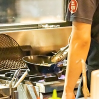 活気あふれるオープンキッチン