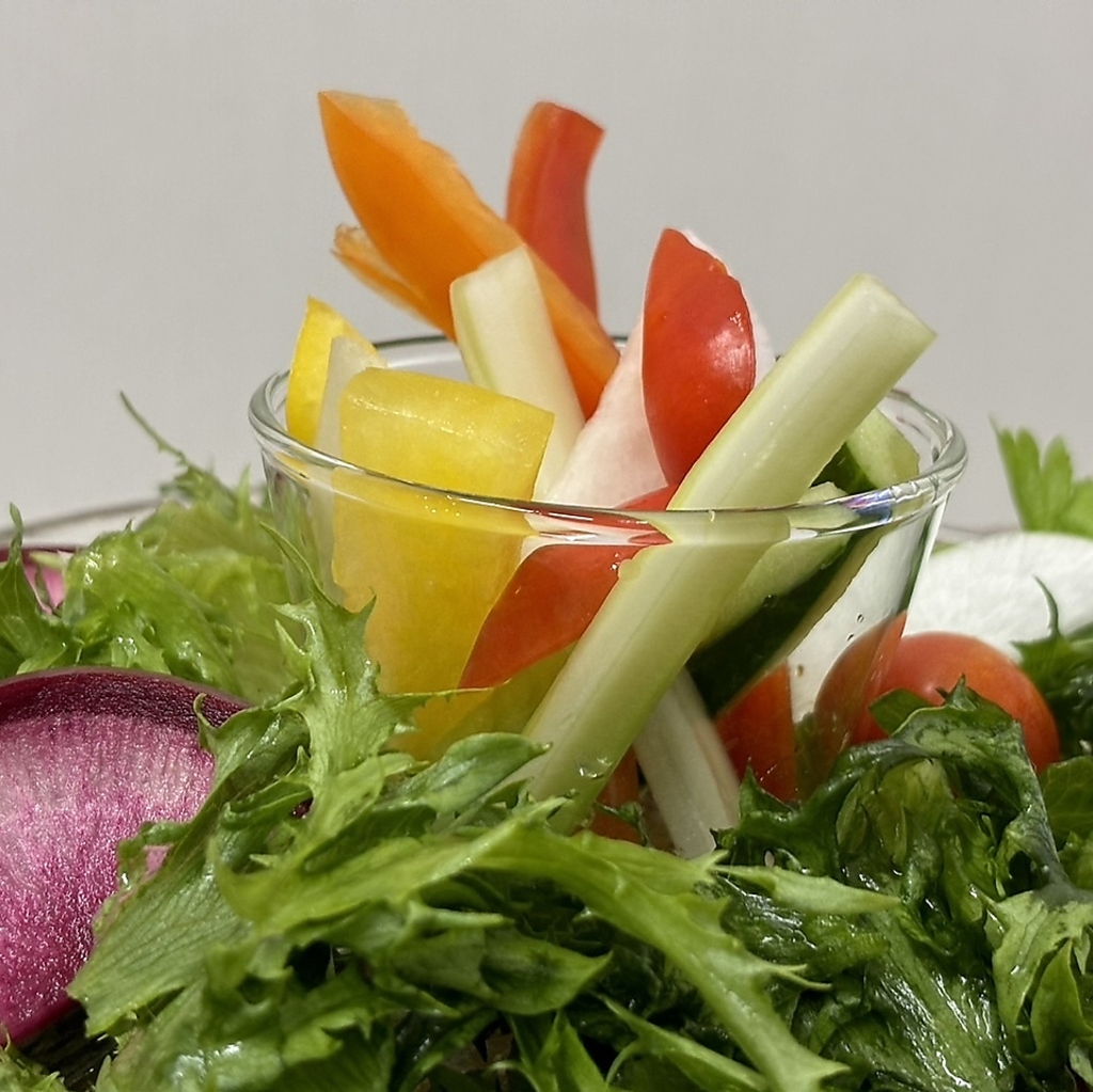 旬野菜を使った食楽サラダ★中央はバーニャカウダ仕立て♪人気メニューをぜひ、彩り豊かな一皿です！