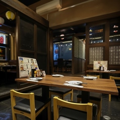 連結可能な4名様掛けのテーブル席♪このお席は、少人数での利用にも大人数での宴会にも対応可能で、ご利用シーンに合わせて自由にレイアウトできます。女子会や2次会、デートや仕事帰りのサク飲みなど、様々なシチュエーションでお楽しみいただけます。各種ご宴会のご予約承り中!皆様のご来店を心よりお待ちしております。