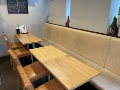 テーブルは4名様掛けテーブルを3卓ご用意しております。繋げて利用することもできますので、ご家族連れや各種ご宴会にぴったりのお席となっております。