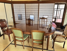 【2階席】床の間のある畳のお部屋にアンティークなテーブル席をご用意(6名まで)
