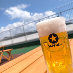 青空の下でBBQと冷えた生ビールの相性は完璧!