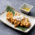 料理メニュー写真&nbsp;でっかい鶏唐！ジューシー揚げ～塩にんにくソース～