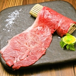 ストレスフリーな環境で育った伊賀牛はとろける味わいと柔らかさ、芳醇な香りとコクが特徴！！