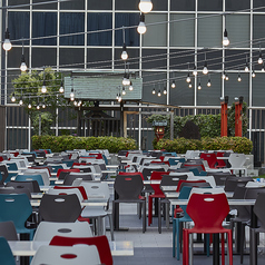 屋上という特別なロケーションを丸ごと貸切できる贅沢なプランは、大人数の懇親会や記念パーティーにぴったり。梅田の景色を一望できる開放的な空間で、周囲に気兼ねなく盛り上がれるのが魅力。料理やドリンクも自由に楽しめ、非日常を感じながら一体感のある時間を過ごせ、イベント演出にもおすすめ。冬場220席、夏場440席