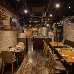 【2階テーブル】少人数から大人数までお客様のご来店人数に応じてお席のご案内をさせていただきます。会社宴会や友人・会社仲間・家族でのご利用はもちろんおひとり様やデート使いも大歓迎です◎