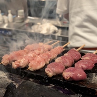 炭火で焼き上げる焼き鳥