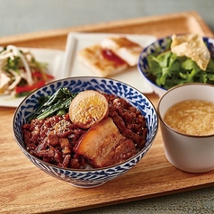 魯肉飯[ルーローハン]セット（日替わり小皿・大根餅・ミニサラダ・スープ付き）