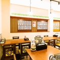 店内には最大11名様までのご利用いただけるテーブル席がございます。インテリアや店内ディスプレイも韓国色が豊かで、雰囲気から韓国を感じていただけること間違いなしです。ぜひ当店で楽しいひとときをお過ごしください！