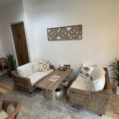 4名様掛けのソファ席を1つご用意しています。友人同士や同僚との集まりにぴったりのくつろぎスペースです。ふかふかのソファに身を委ねながら、美味しいハワイ料理と楽しい会話を楽しんで、リラックスしたひとときをお過ごしください。心温まる交流を生み出す、居心地の良い空間で、特別な思い出をお作りいただけます。