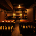 和の情緒溢れる店内！テーブル席はゆったり配置されていて、大人数の宴会にもピッタリ♪照明のほのかな灯りが空間を優しく照らし、落ち着きながらも賑やかさも楽しめるバランス感！お料理を囲んで『乾杯！』が自然と笑顔になる、そんなあったかい空気が流れる居心地抜群の空間です！会社宴会・歓送迎会にぜひどうぞ！