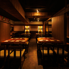 和の情緒溢れる店内！テーブル席はゆったり配置されていて、大人数の宴会にもピッタリ♪照明のほのかな灯りが空間を優しく照らし、落ち着きながらも賑やかさも楽しめるバランス感！お料理を囲んで『乾杯！』が自然と笑顔になる、そんなあったかい空気が流れる居心地抜群の空間です！会社宴会・歓送迎会にぜひどうぞ！