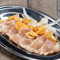 鮮度抜群！皮はパリッと、中はレアな「若鳥ももタタキ」