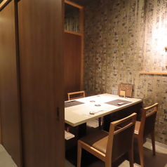 店内には『2名～4名様』完全個室席が3部屋、『4名～6名様』完全個室席が3部屋があり、つなげて最大20名様までの宴会もご利用いただけます。『～2名様』のカップルでのご利用も可能です。少人数から大人数まで、様々なシーンでご活用いただけます。
