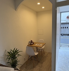 2名様用の半個室席を1つご用意しました。女子会や主婦会など、仲間とのプライベートなひとときにおすすめです。落ち着いた雰囲気の中で、美味しい料理を楽しみながら、心ゆくまでお話しをお楽しみください。特別な時間を共有するのにぴったりな空間で、思い出に残る会話をお楽しみいただけます。ご来店お待ちしております♪