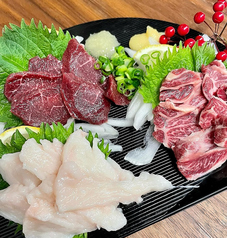 馬刺しや赤牛など郷土料理も充実。
