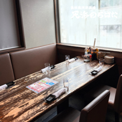 ゆったりとくつろげる窓際のソファ席。木のぬくもりを感じるテーブルと、座り心地の良いソファ席で、ご家族やご友人と、思い出に残るひとときをお過ごしください。