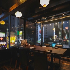 6名様まで座れる大きいテーブルタイプのお席です♪窓際のお席は足元から天井までワイドな窓で景色が見え、抜けるような開放感が人気☆女子会や合コン、仕事帰りのサク飲み、接待など、様々な利用シーンにご利用いただけます。リラックスした雰囲気の中で美味しい料理とお酒を楽しみながら、心温まる時間をお楽しみ下さい。