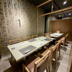 落ち着いた高級感あふれる店内で、テーブル席は完全個室でご案内しており、人目を気にせずお寛ぎいただけます。3部屋ございます～6名様掛けのお席はつなげると最大～20名様の宴会個室に。ご来店の人数に合わせてお席をご用意いたしますので、団体様にも安心してご利用いただけます。ぜひ大人数の宴会は当店へ。