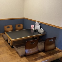 最大4名様でご利用可能なお座敷席席を、2卓ご用意しております。足を伸ばして、ぜひおくつろぎください！