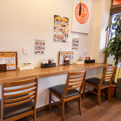 年齢幅広く愛されるアットホームな雰囲気で、家族連れや少人数のプライベートな食事利用にぴったりです。落ち着いたテーブル席とカウンター席で、周りを気にせずゆっくりとお食事を楽しめます。幅広い層が本格的な中華を気軽に堪能できる空間です。