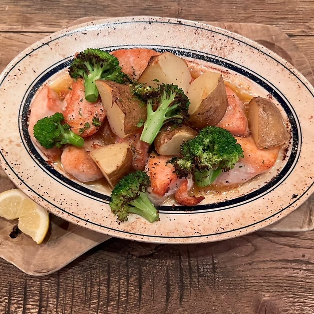 メインディッシュでは鶏肉のロースト・ラム肉の網焼き等ボリューム満点の料理をご用意しております！