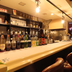 当店ではカウンター席を5席ご用意しております。別途3名様用の立ち飲み席もご用意しております。