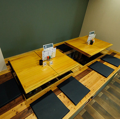 2名掛けの席となっております。一本の木から作ったテーブルがこだわりで、落ち着いたひとときを過ごせます♪