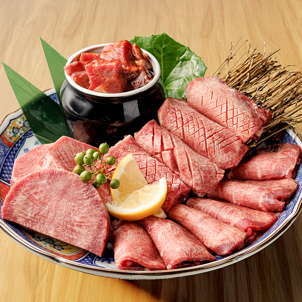 特選牛タンの5種盛り。特上花咲牛タンを始めとする当店自慢の厳選された牛タンを盛り合わせで。