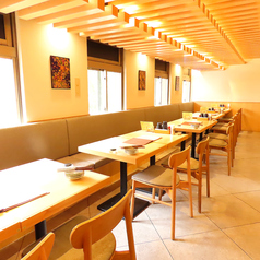 当店自慢のお食事をごゆっくりお愉しみいただけるテーブル席は当日のご利用におすすめです。自慢のうどんや炊き立て釜飯など至極の和食を存分にお愉しみください。