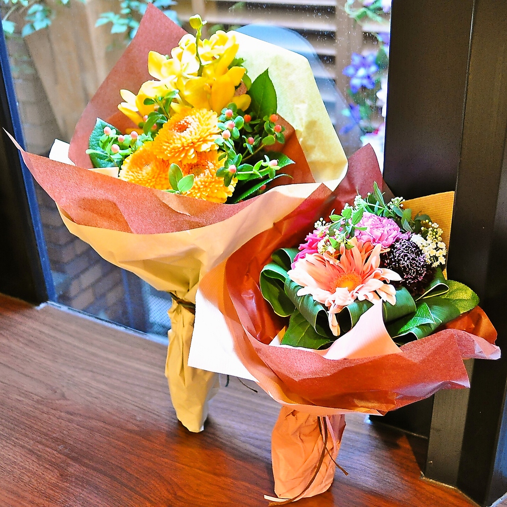 記念日には花束もご用意可能です。ご予約の際にお問い合わせください。