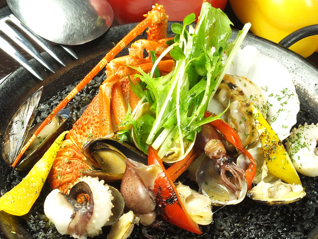 魚介の旨みたっぷり！イカスミパエリア＆スパークリングも飲み放題のプチ贅沢女子会コース3800円