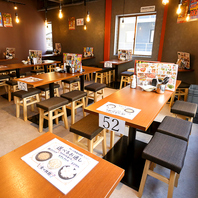 《難波で宴会》木を基調とした落ち着きのある店内