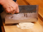 一定の幅でテンポよく切っていくことにより程よい細さで長いお蕎麦になっていきます。