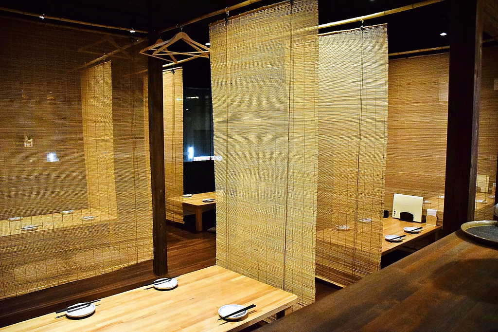 各テーブルはすだれで仕切ってあるので、個室感覚。