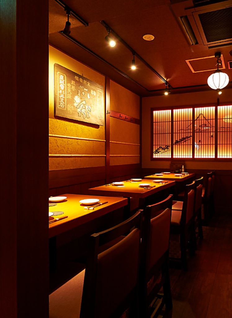 【最大24名様まで】ゆったりとした空間のテーブル席。大人数様のご予約も◎