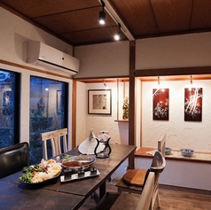 窓の向こうに静かに広がるお庭を眺めながら、ゆったりとお食事をお楽しみいただけるテーブル席をご用意しております。自然の彩りとやさしい光が差し込む空間は、心をほどくようなひとときを演出し、大切な方とのご会食や記念日にも最適です。