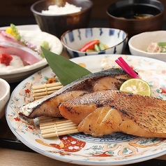 本日のおさかなとお造り三種盛り合わせ定食