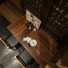 移動可能で2名様からご利用いただけるテーブル席です♪大人数での宴会はもちろん、2~4名の少人数利用にもフィットする多様な席タイプを完備。心地よい距離感で、お食事も会話も弾みます。おひとり様はもちろん、友達との楽しい時間や恋人とのデートに最適なお席です。心温まるサービスと共に素敵な思い出を作りましょう。