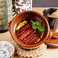 【こだわりのご飯もん】宴の〆には、出汁と旨味が染み渡る絶品「土鍋ごはん」をどうぞ！瑞々しいコーンと甘辛い鰻、海の幸と山の幸を味わうキノコと鰤、大阪野菜となにわ黒牛を贅沢に使ったすき焼き風の3種をご用意。厳選食材でふっくら炊き上げた至福の一杯を心ゆくまでご堪能ください。