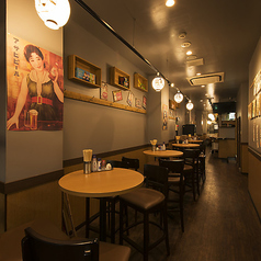 お二人でゆったりと過ごしたい時に最適な2人掛けのテーブル席もございます。周りを気にせず、美味しい料理とお酒を心ゆくまでお楽しみいただけるので、デートやサシ飲みにもぴったりです。